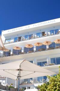 hotel ze stołami i parasolami przed nim w obiekcie Hotel La Floridiana w mieście Capri