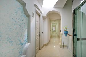 a hallway with a blue wall at Hotel La Floridiana in Capri
