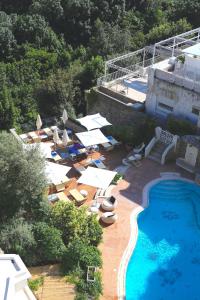 an overhead view of a swimming pool with chairs and umbrellas at Hotel La Floridiana in Capri