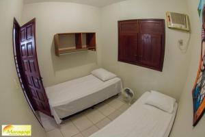 Habitación pequeña con 2 camas y armario en Privê Maragogi Residence, en Maragogi