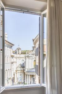 een open raam met uitzicht op een gebouw bij MyNavona in Rome