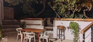 a wooden table and chairs in a patio at Casa Rural CUARTELILLOS in Sabariego