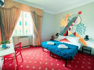 um quarto com uma cama com um quadro na parede em Ostello Bello Roma Colosseo em Roma