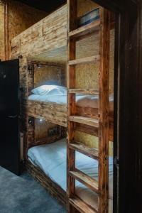 Двухъярусная кровать или двухъярусные кровати в номере OYO The Studio