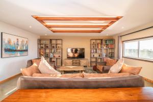 Posezení v ubytování Tulia Villas, 3 and 4 bedroom Villas, Champagne Ridge + 32 fotografií