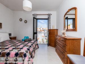 - une chambre avec un lit, une commode et une fenêtre dans l'établissement Akisol Albufeira Sunny, à Roja- Pé