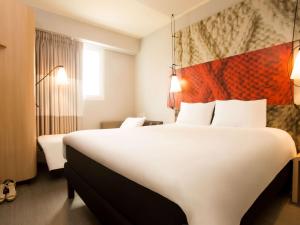 A bed or beds in a room at ibis Lima Reducto Miraflores