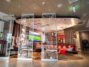 A seating area at ibis Lima Reducto Miraflores