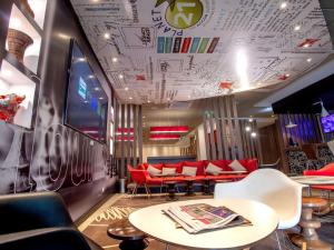A seating area at ibis Lima Reducto Miraflores