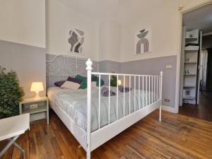 1 dormitorio con cuna blanca en una habitación en Casa Colter, en Turín