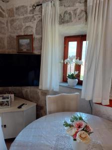 una habitación con una mesa con una flor. en Holiday Home Kamenice, en Gruda