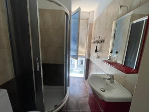 W łazience znajduje się prysznic i umywalka. w obiekcie Enjoy Travel Cute Studio Apartment w Tiranie