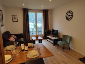 uma sala de estar com uma mesa e um sofá em Apartment Le Panoramic em Chamonix-Mont-Blanc