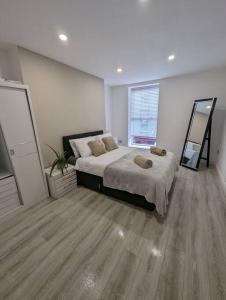 a bedroom with a large bed and a mirror at Bold street apartment in Liverpool