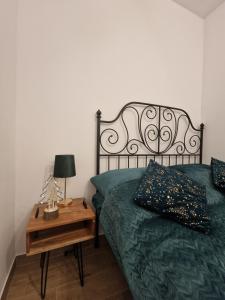 a bedroom with two beds and a table with a lamp at Dusznickie Apartamenty z widokiem in Duszniki Zdrój