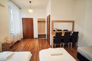 Hotel Lilia في فوشتوفا: غرفة مع طاولة وكراسي وغرفة طعام