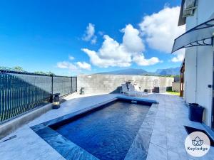 Villa Clokassya - 60m² avec piscine - Saint-Pierre في سانت بيير: حمام سباحة على جانب المنزل