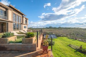 una casa con vistas a un campo verde en Tulia Villas, 3 and 4 bedroom Villas, Champagne Ridge, en Kajiado