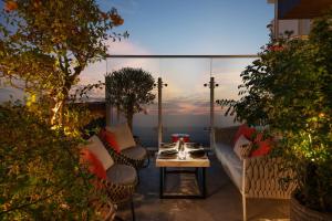 d'une terrasse avec une table et des chaises devant une fenêtre. dans l'établissement Radisson Dubai Damac Hills, à Dubaï