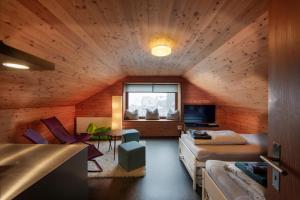 Zimmer mit einem Bett, einem Schreibtisch und einem Fenster in der Unterkunft UnderDach in Andermatt