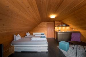 um quarto com uma cama num quarto de madeira em UnderDach em Andermatt