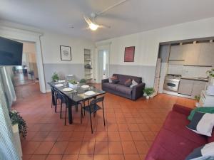 uma sala de estar com uma mesa e um sofá em Casa Colter em Turim