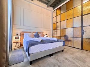 een slaapkamer met een bed met handdoeken erop bij Bazaar Boutique Residence in Boedapest