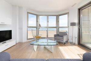 sala de estar con vistas a la playa en ApartUP Patacona Deluxe, en Valencia