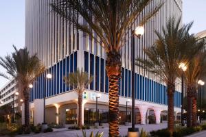 ロサンゼルスにあるHyatt Place LAX/Century BLVDの建物前のヤシの木群