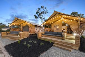 2 lodges de luxe dans un parc la nuit dans l'établissement BIG4 Tasman Holiday Parks - Bendigo, à Bendigo