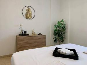 Schlafzimmer mit einem Bett und einem Tablett mit Handtüchern in der Unterkunft Appartamento indipendente a Mirafiori Sud in Turin