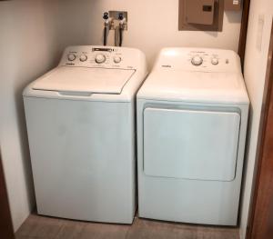 dos electrodomésticos blancos sentados uno al lado del otro en una cocina en Tropical Loft Home - Ocean View en San Juan del Sur