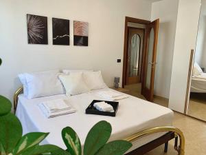 a bedroom with a bed with a plate on it at Appartamento indipendente a Mirafiori Sud in Turin