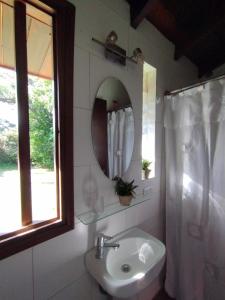 ein Bad mit einem Waschbecken und einem Spiegel in der Unterkunft Cabaña Monoambiente de Descanso y Relax en Zona Barrio La Florida Pet Friendly in Mar del Plata