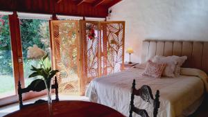 ein Schlafzimmer mit einem Bett und einem großen Fenster in der Unterkunft Cabaña Monoambiente de Descanso y Relax en Zona Barrio La Florida Pet Friendly in Mar del Plata