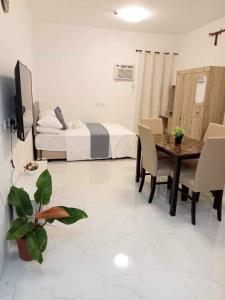 Letto o letti in una camera di M&M Royal Oceancrest Mactan