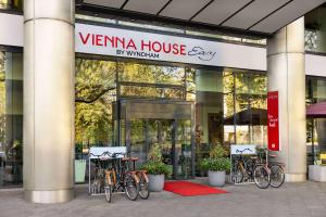 eine Gruppe von Fahrrädern, die vor einem Gebäude geparkt sind in der Unterkunft Vienna House Easy by Wyndham Berlin Prenzlauer Berg in Berlin