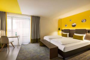 Ein Bett oder Betten in einem Zimmer der Unterkunft Vienna House Easy by Wyndham Berlin Prenzlauer Berg