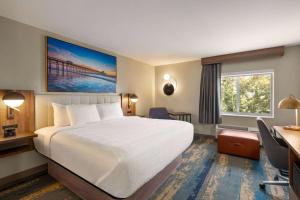 מיטה או מיטות בחדר ב-La Quinta Inn by Wyndham Columbia NE Fort Jackson