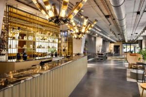 Um restaurante ou outro lugar para comer em Vienna House by Wyndham Mokotow Warsaw