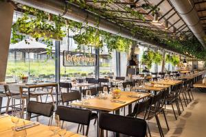 Um restaurante ou outro lugar para comer em Vienna House by Wyndham Mokotow Warsaw