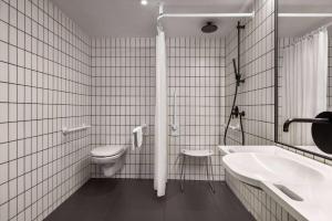 Um banheiro em Vienna House by Wyndham Mokotow Warsaw