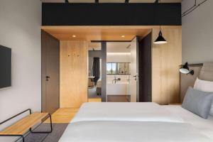 Cama ou camas em um quarto em Vienna House by Wyndham Mokotow Warsaw