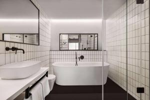 Um banheiro em Vienna House by Wyndham Mokotow Warsaw