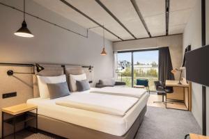 Cama ou camas em um quarto em Vienna House by Wyndham Mokotow Warsaw