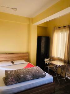 Postel nebo postele na pokoji v ubytování Universal Hotel & Lodge - Gorkha