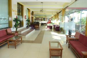 un vestíbulo con sofás y mesas en un edificio en Hotel Shiv International en Bhachāu