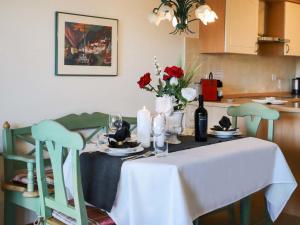 ダボスにあるApartment Allod-Park-26 by Interhomeの白いテーブルクロスと花のテーブル