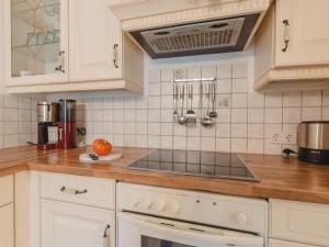 una cocina con armarios blancos y fregadero en Holiday Home Ferienhaus Keil by Interhome en Bad Gastein