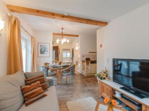 - un salon avec un canapé et une télévision dans l'établissement Holiday Home Ferienhaus Keil by Interhome, à Bad Gastein